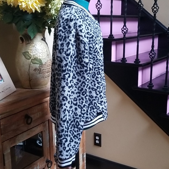 New PINK VS LTD EDT Leopard Sherpa Bomber Jacket - Picture 4 of 6